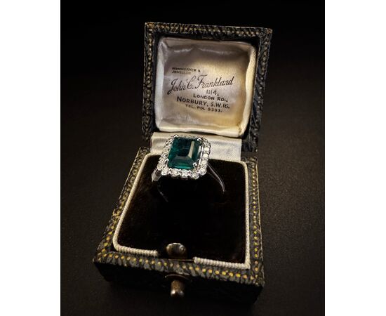 Ring with Emerald and Diamonds