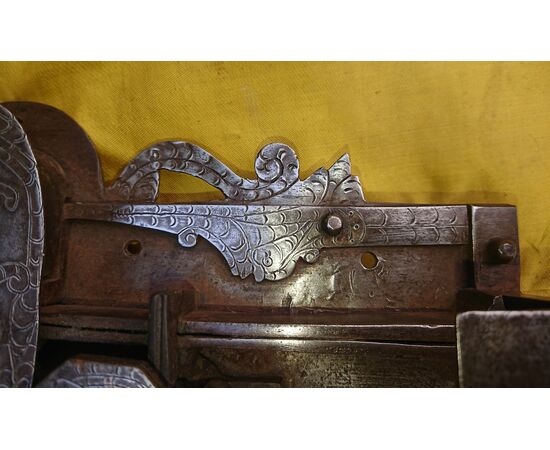 Bella serratura francese in ferro forgiato e cesellato XVII secolo
