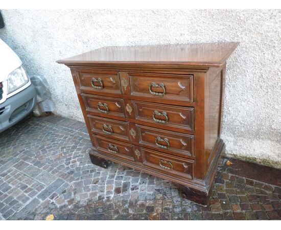 Small Lombard chest of drawers from the early 1700s     