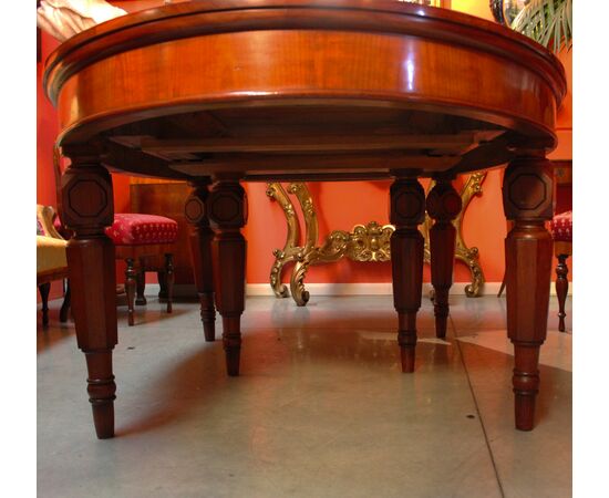 Oval table in cherry (period Charles X, first half of the 19th century)     