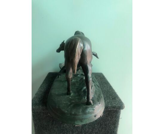 Scultura in bronzo raffigurante due cavalli.Italia