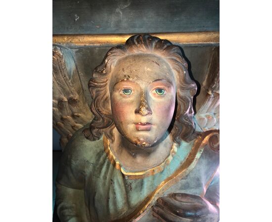 Mensola in terracotta raffigurante Angelo con nastro.Italia