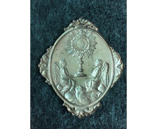 Brass tab for plaques depicting two angels with a monstrance. Brotherhood of the angels and the Blessed Sacrament. Genoa     