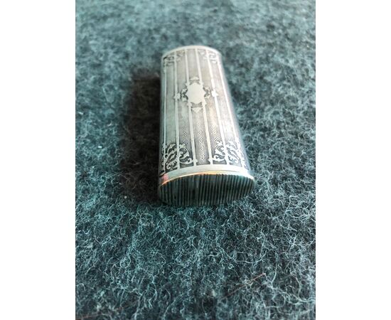 Scatolina portafiammiferi e trancia-sigari in argento con incisioni geometriche motivi a foglia