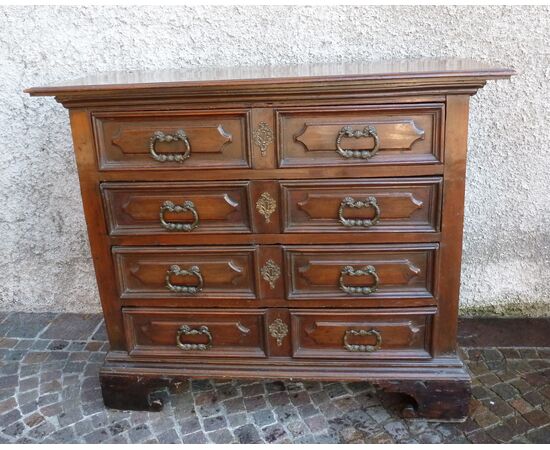 Small Lombard chest of drawers from the early 1700s     