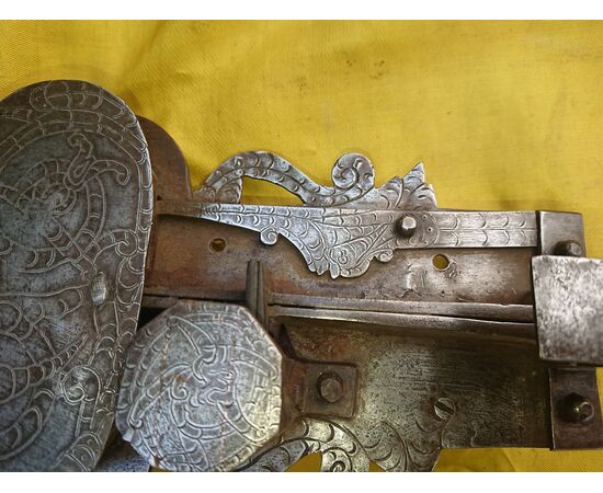 Beautiful French lock in wrought iron and chiselled 17th century     