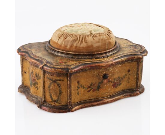 Scatola puntaspilli in legno laccato in policromia a fiori. Venezia, XVIII secolo