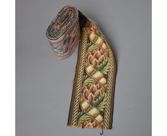 Ornamental fabric border with large pine cone - B/473 -