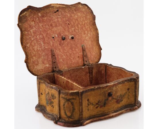 Scatola puntaspilli in legno laccato in policromia a fiori. Venezia, XVIII secolo