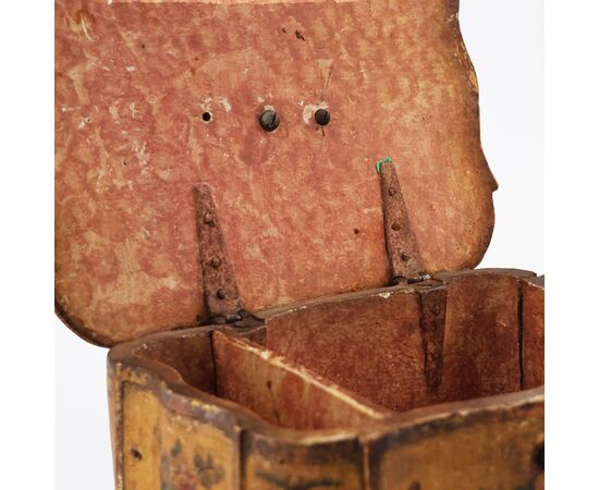 Scatola puntaspilli in legno laccato in policromia a fiori. Venezia, XVIII secolo