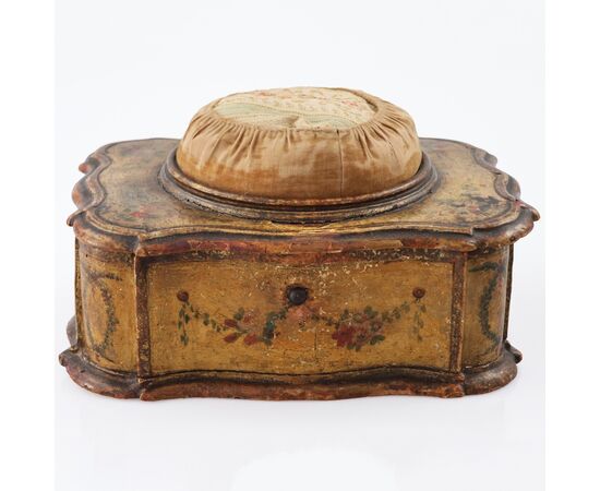 Scatola puntaspilli in legno laccato in policromia a fiori. Venezia, XVIII secolo