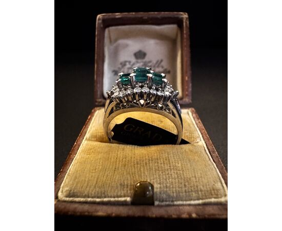 Anello  in  Platino  con  Smeraldi  e  Diamanti