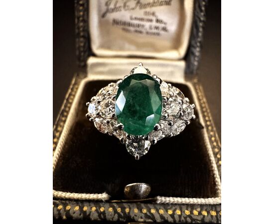 Anello  in  Platino  con Smeraldo  e  Diamanti