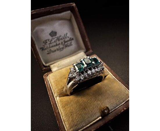 Anello  in  Platino  con  Smeraldi  e  Diamanti