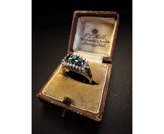 Anello  in  Platino  con  Smeraldi  e  Diamanti