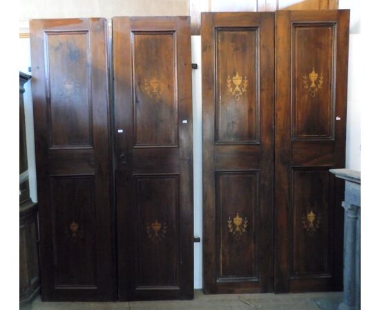 pts682 - n. 2 pairs of walnut doors, cm l 137/131 xh 253/256     