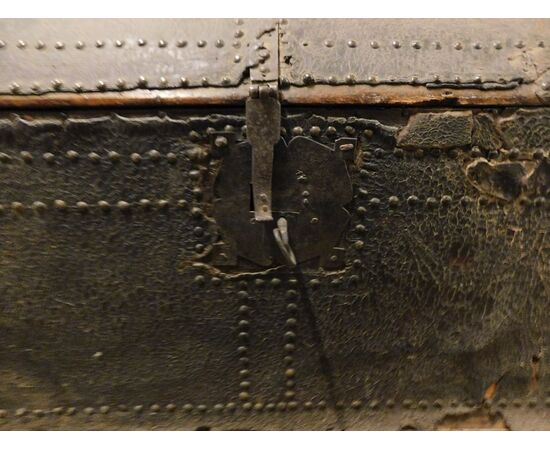 panc59 trunk lined in leather, mis. 125 x 44 cm, 54 cm high     
