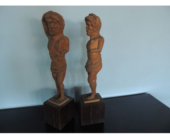 coppia di sculture in legno, h cm 45 + base