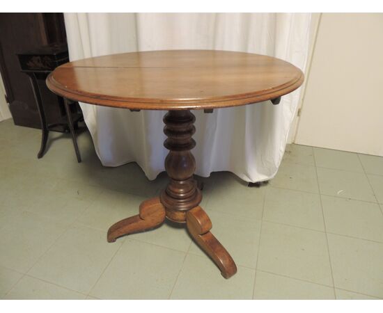 oval walnut table 86 x 75 cm, h 77     