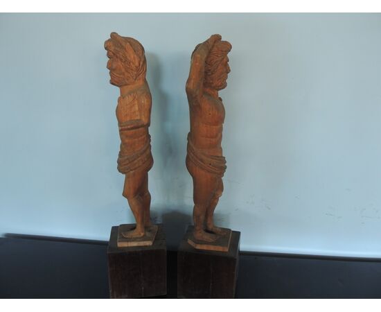 coppia di sculture in legno, h cm 45 + base