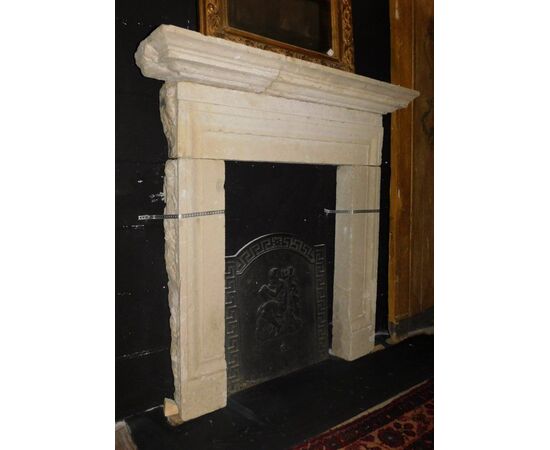 chp318 - stone fireplace, period &#39;600, l 111 xh 112     