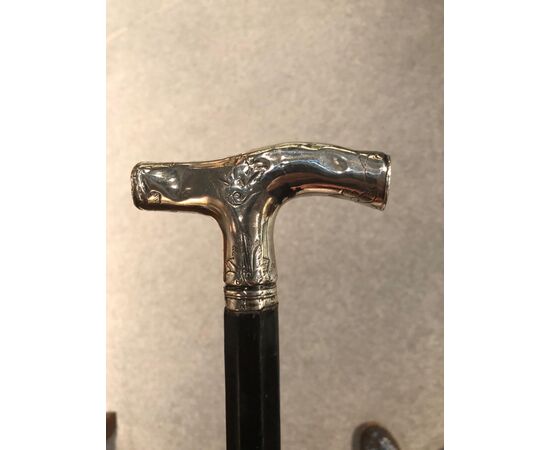 Stick with silver handle engraved with stylized floral decorations.     