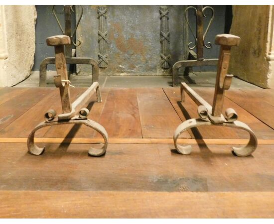 al186 - pair of iron firedogs, eighteenth century, cm l 18 xh 24     
