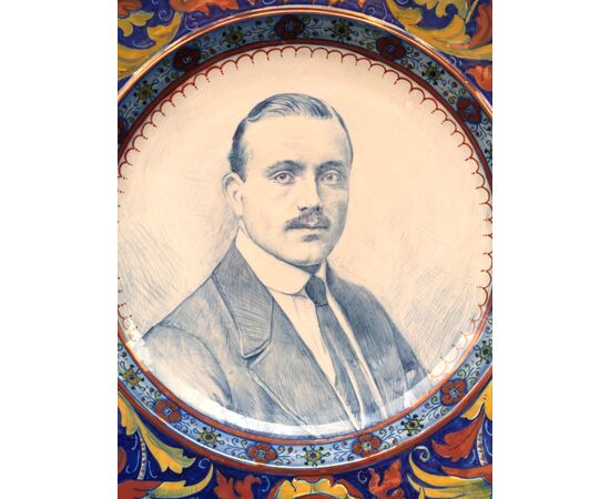 Large luster plate with male portrait and Raphaelesque. Santarelli manufacture. Gualdo Tadino.     