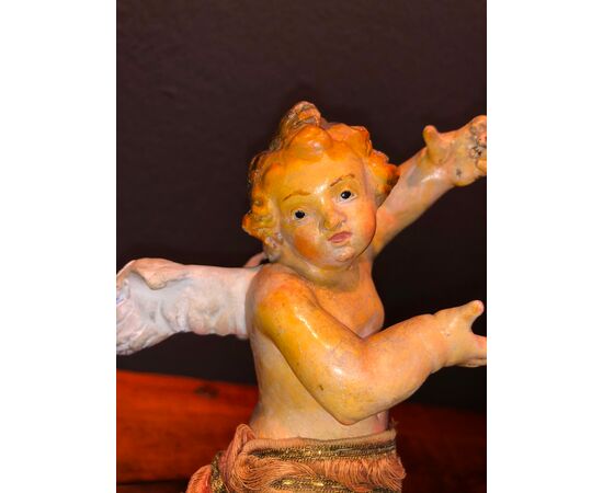Piccola scultura in terracotta raffigurante angelo.