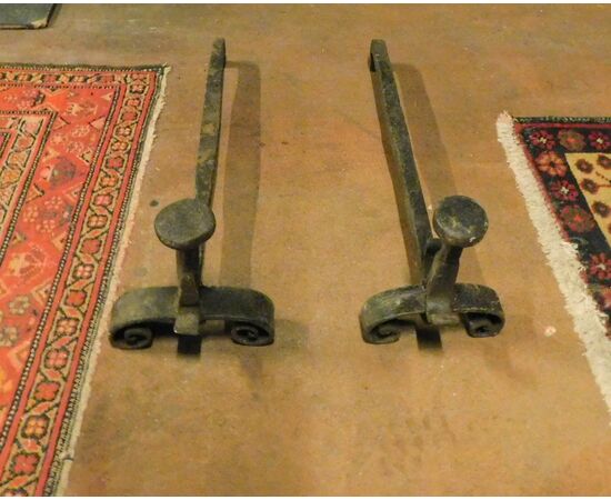 al191 - pair of iron firedogs, eighteenth century, cm l 20 xh 22 x p. 65     