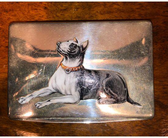 Scatolina portasigarette in argento e smalto con figura di cane.Italia.