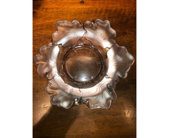 Centerpiece in crystal with floral decoration.Lalique, France.     