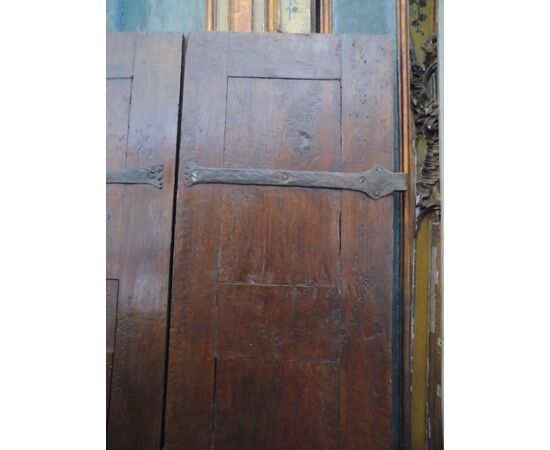 pti627 - two-leaf walnut door, eighteenth century, cm 94 xh 191     