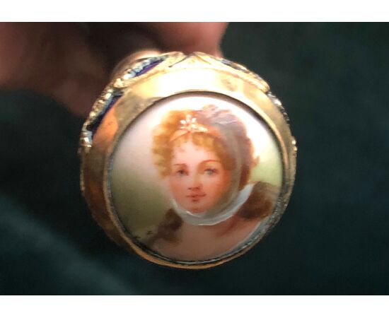 Evening staff with knob in brass and Sevres porcelain with painted female figure.     