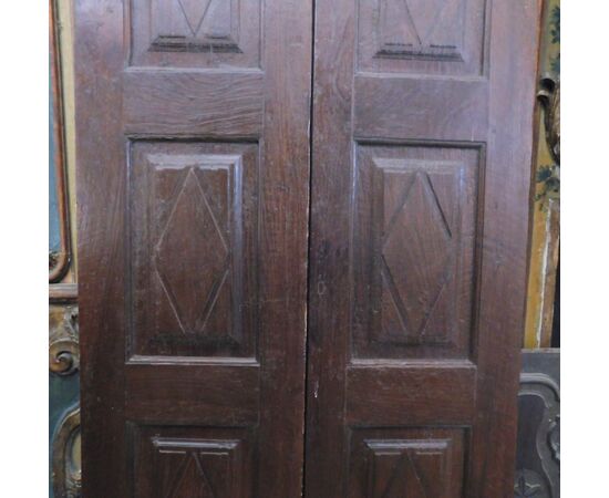 pti627 - two-leaf walnut door, eighteenth century, cm 94 xh 191     