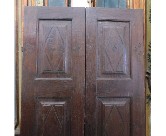 pti627 - two-leaf walnut door, eighteenth century, cm 94 xh 191     