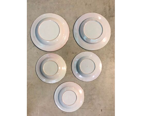 Serie di cinque piatti in maiolica con decoro al ‘garofano’.Manifattura Ferniani Faenza.