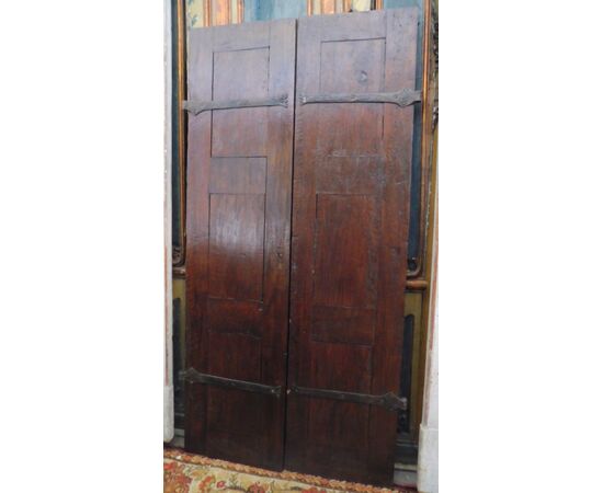 pti627 - two-leaf walnut door, eighteenth century, cm 94 xh 191     