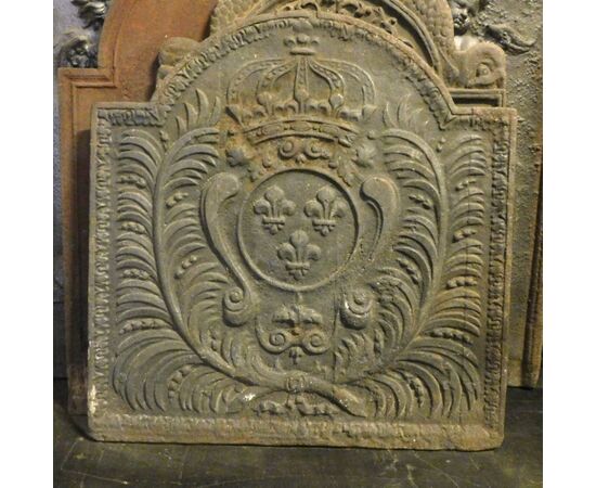 p229 - cast iron plate with coat of arms and crown, eighteenth century, size cm 56 xh 58     