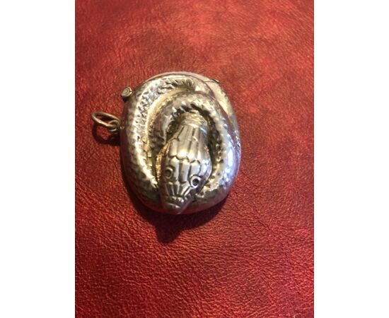 Scatolina portafiammiferi in argento 925 a forma di serpente arrotolato.