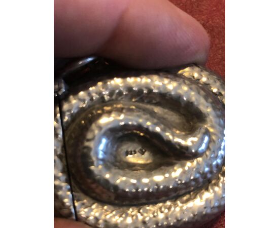 Scatolina portafiammiferi in argento 925 a forma di serpente arrotolato.