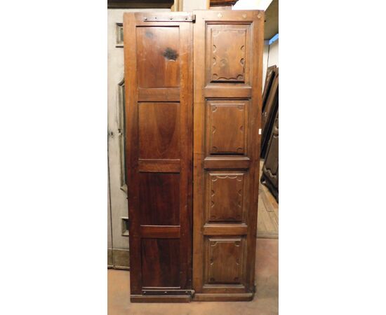 pti633 - double hinged door in walnut, eighteenth century, cm l 98 xh 218     