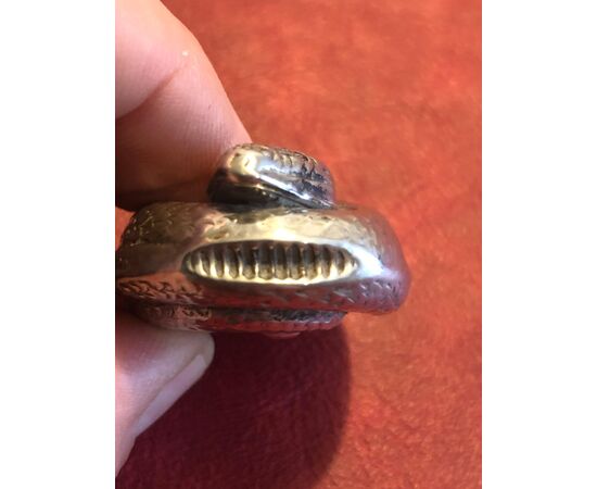 Scatolina portafiammiferi in argento 925 a forma di serpente arrotolato.