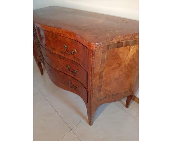 Rooted chest of drawers on the front and sides     