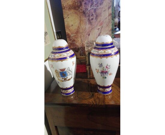 Pair of vases with Samson lid     