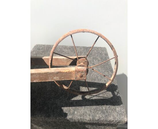 Model-toy wheelbarrow in wood and metal.     