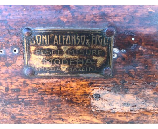 Scale in walnut with brass plates. Manufacture code: Boni Alfonso and sons. Modena.     