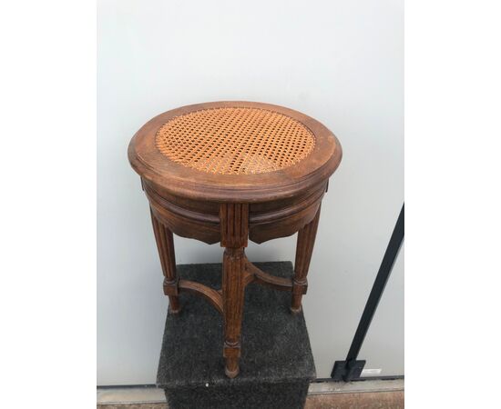 Stool in oak wood with double lift.     