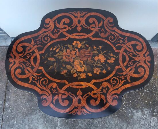 Coffee table with richly inlaid top with floral motifs (ancient but not original leg). Luigi Filippo period.     