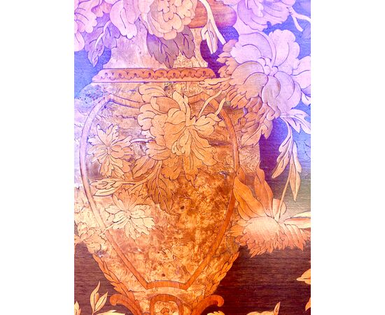 Pannello in legno intarsiato con decoro a vaso di fiori e frutta.